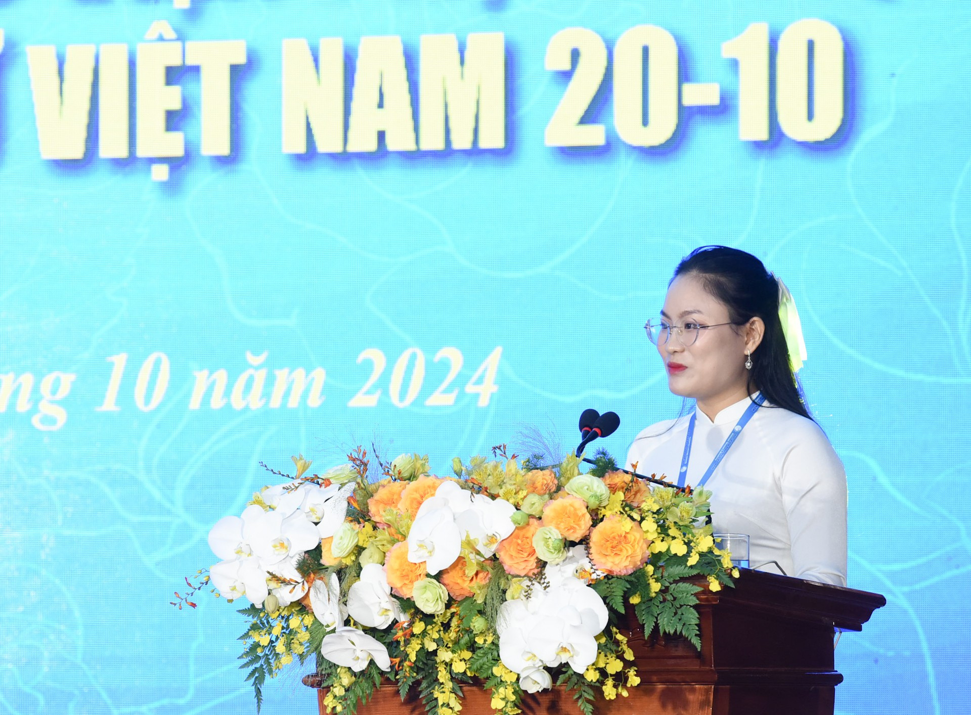 Representante de estudiantes de la Academia de Mujeres de Vietnam interviene en la reunión. Representante de estudiantes de la Academia de Mujeres de Vietnam interviene en la reunión.