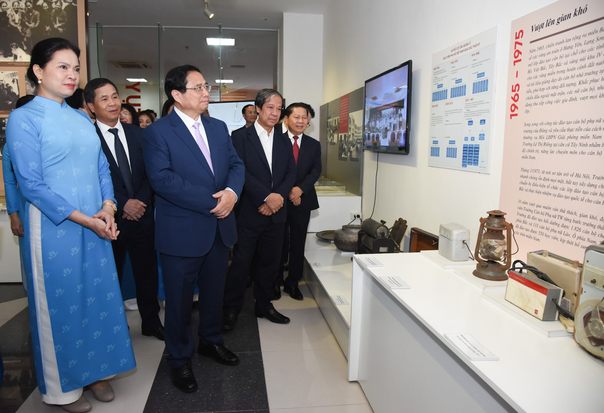 El primer ministro Pham Minh Chinh visita la Sala Tradicional de la Academia de Mujeres Vietnamitas. El primer ministro Pham Minh Chinh visita la Sala Tradicional de la Academia de Mujeres Vietnamitas.