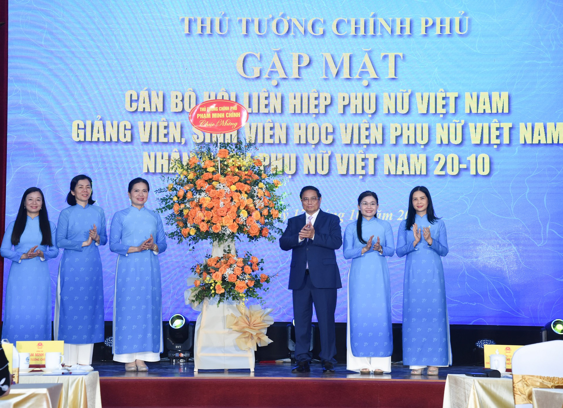 El primer ministro Pham Minh Chinh entrega flores para felicitar a la Unión de Mujeres de Vietnam. El primer ministro Pham Minh Chinh entrega flores para felicitar a la Unión de Mujeres de Vietnam.
