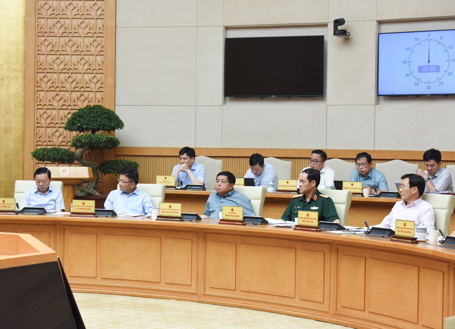 Los vicepremieres y representantes de los órganos del Partido, ministerios y sectores en la reunión.