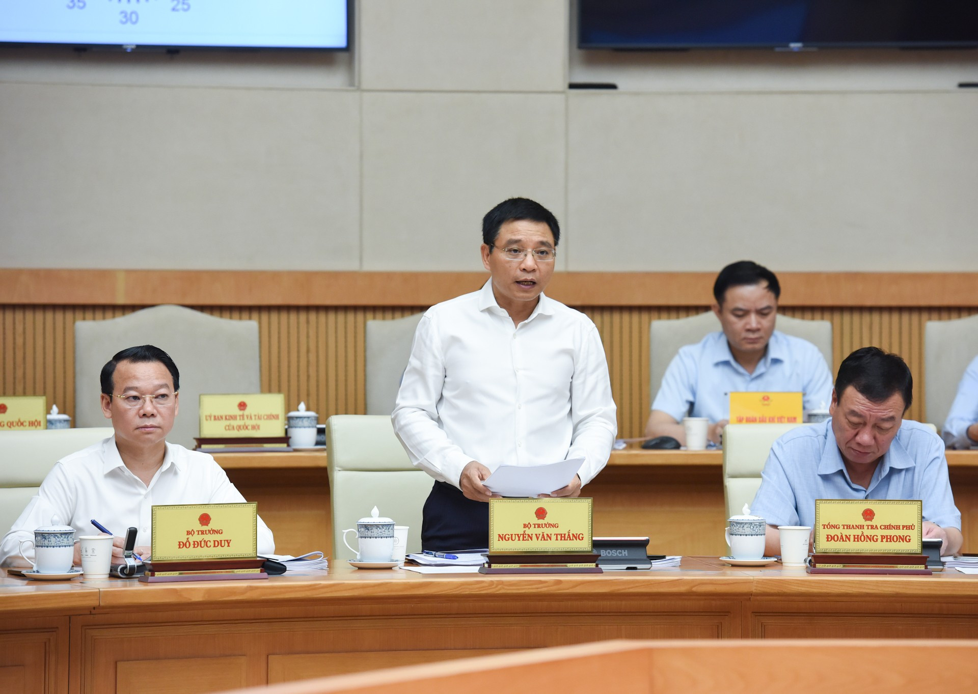 El ministro de Finanzas, Nguyen Van Thang, interviene en la reunión.