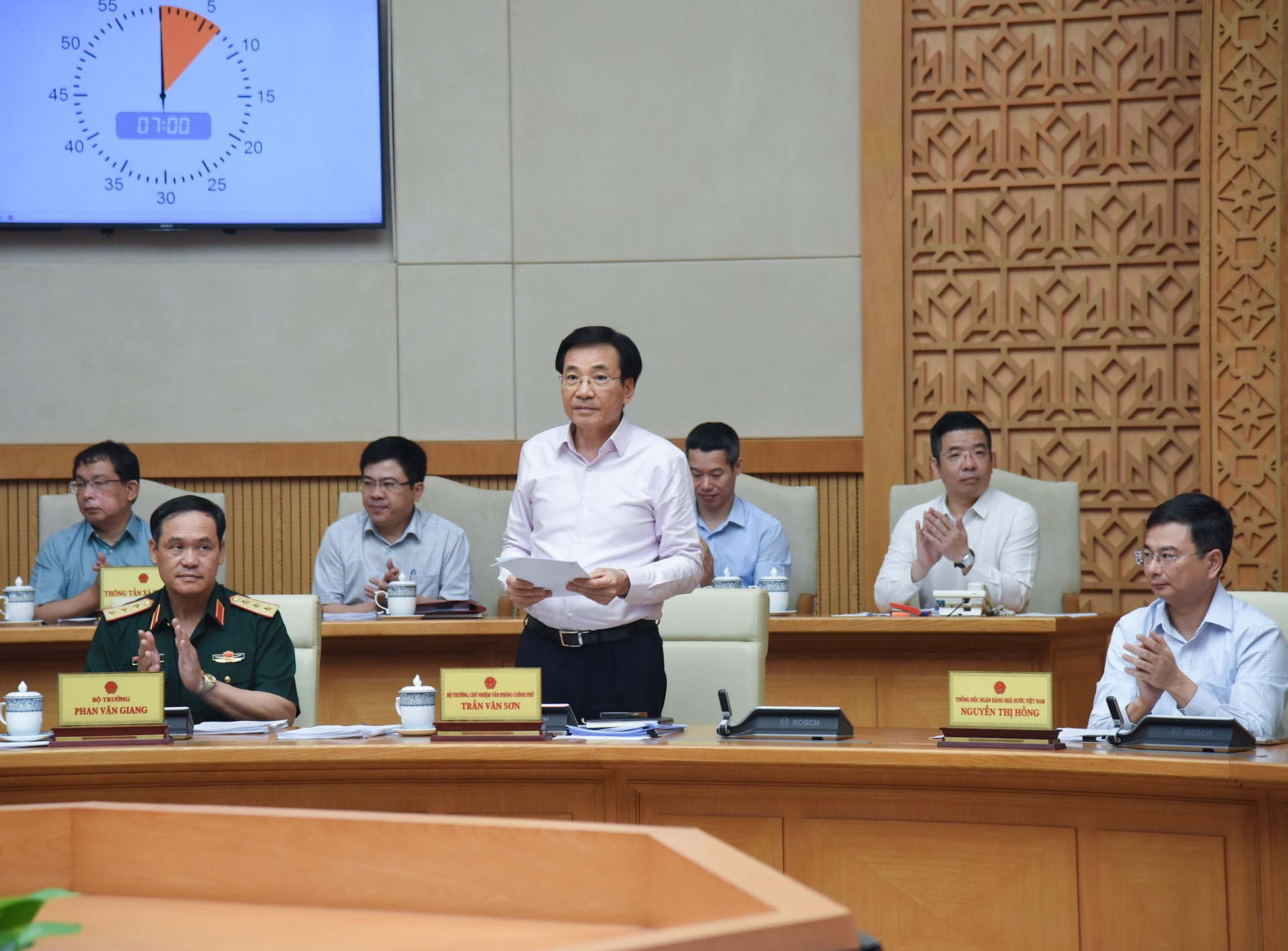 El ministro y jefe de la Oficina del Gobierno, Tran Van Son, interviene en la reunión.
