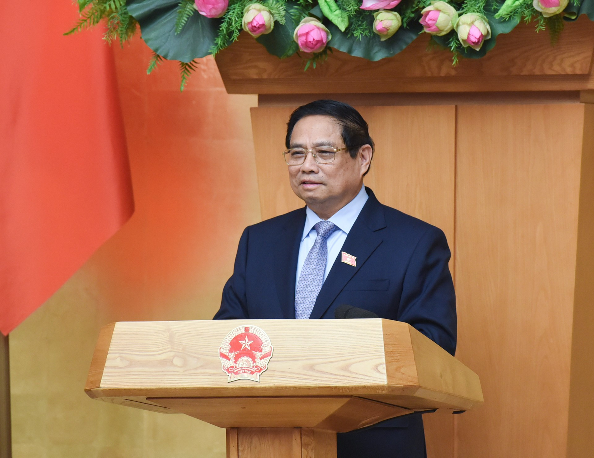 El primer ministro Pham Minh Chinh hace uso de la palabra en la reunión.