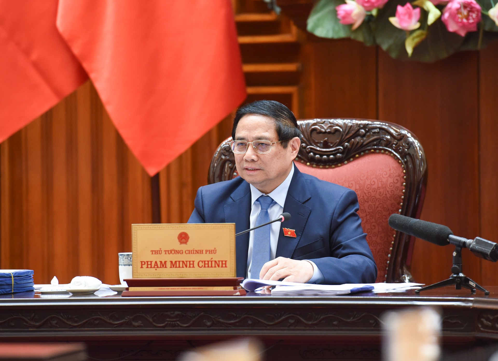 El primer ministro Pham Minh Chinh da instrucciones en la reunión.