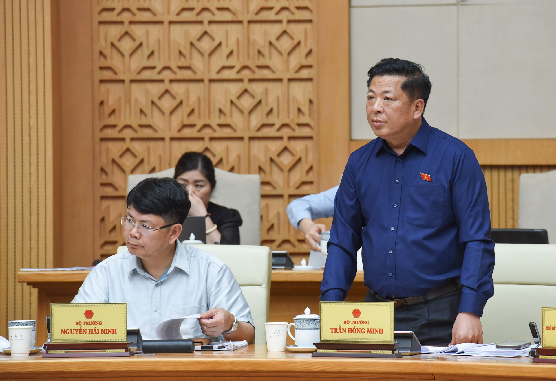 El ministro de Construcción, Tran Hong Minh, habla en la reunión.