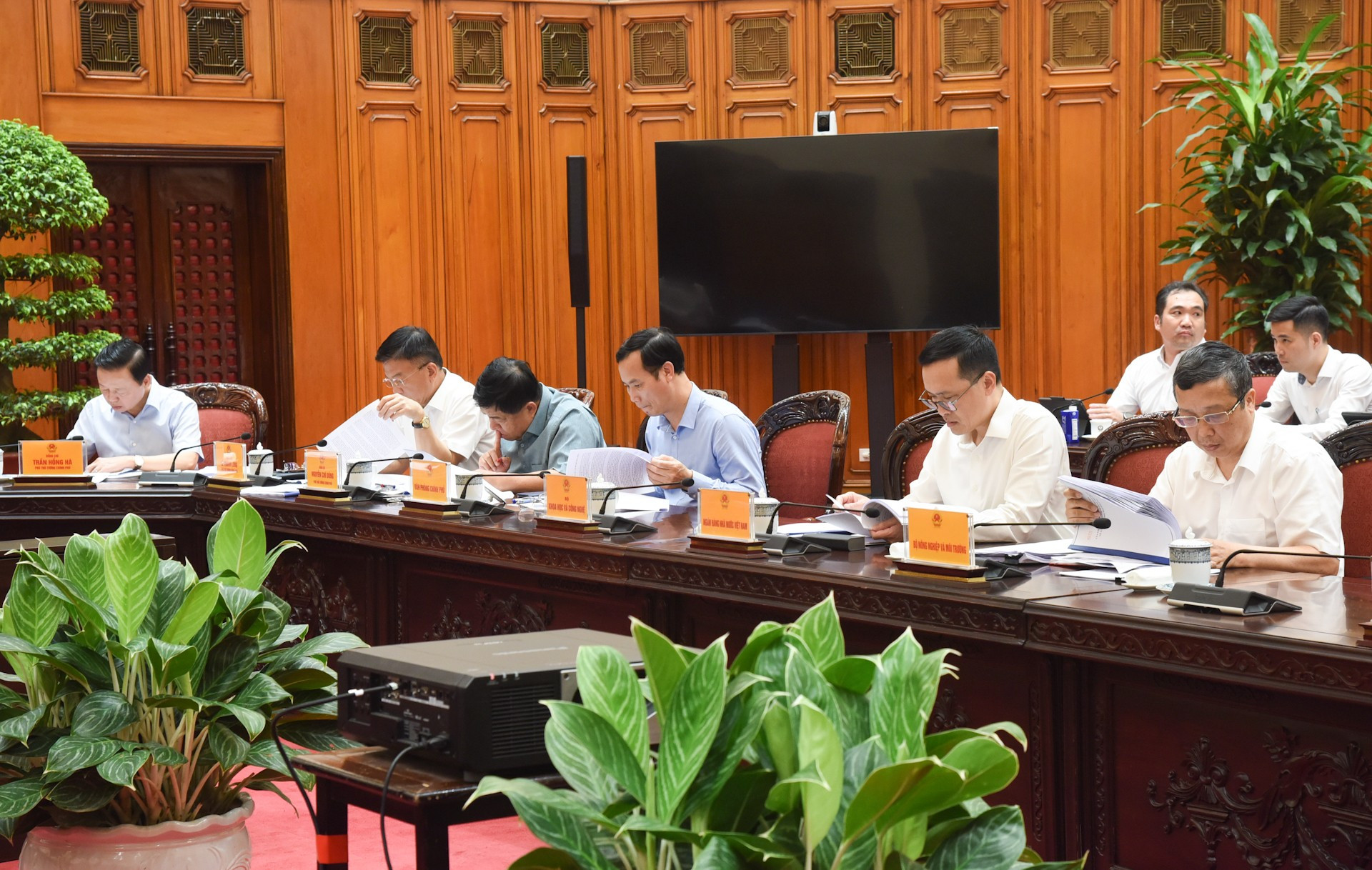 Los viceprimeros ministros y dirigentes de ministerios, órganos y sectores en la reunión.