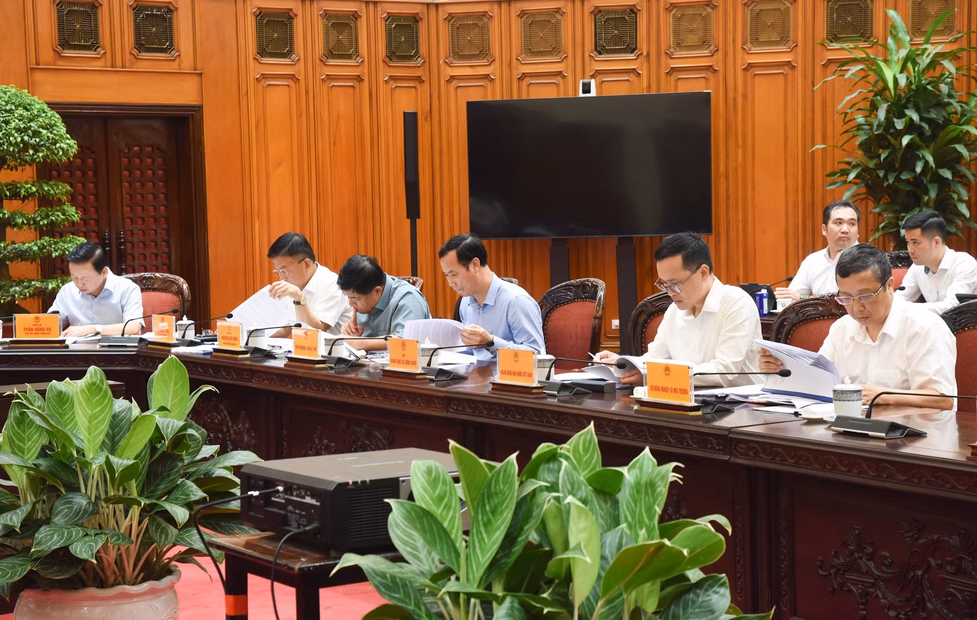 Los viceprimeros ministros y dirigentes de ministerios, órganos y sectores en la reunión. Los viceprimeros ministros y dirigentes de ministerios, órganos y sectores en la reunión.