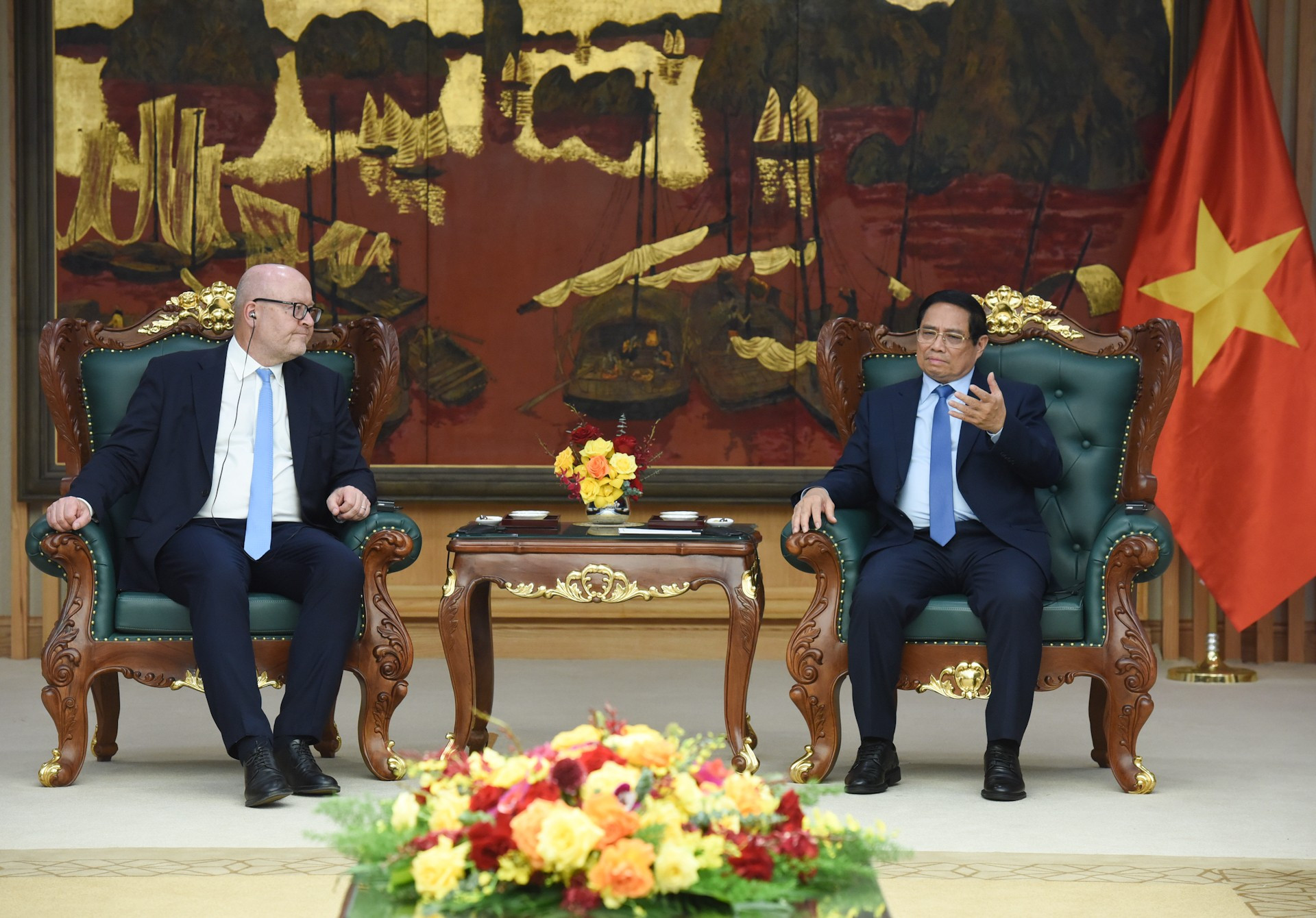 Pham Minh Chinh recibe a Tomas Heidar.