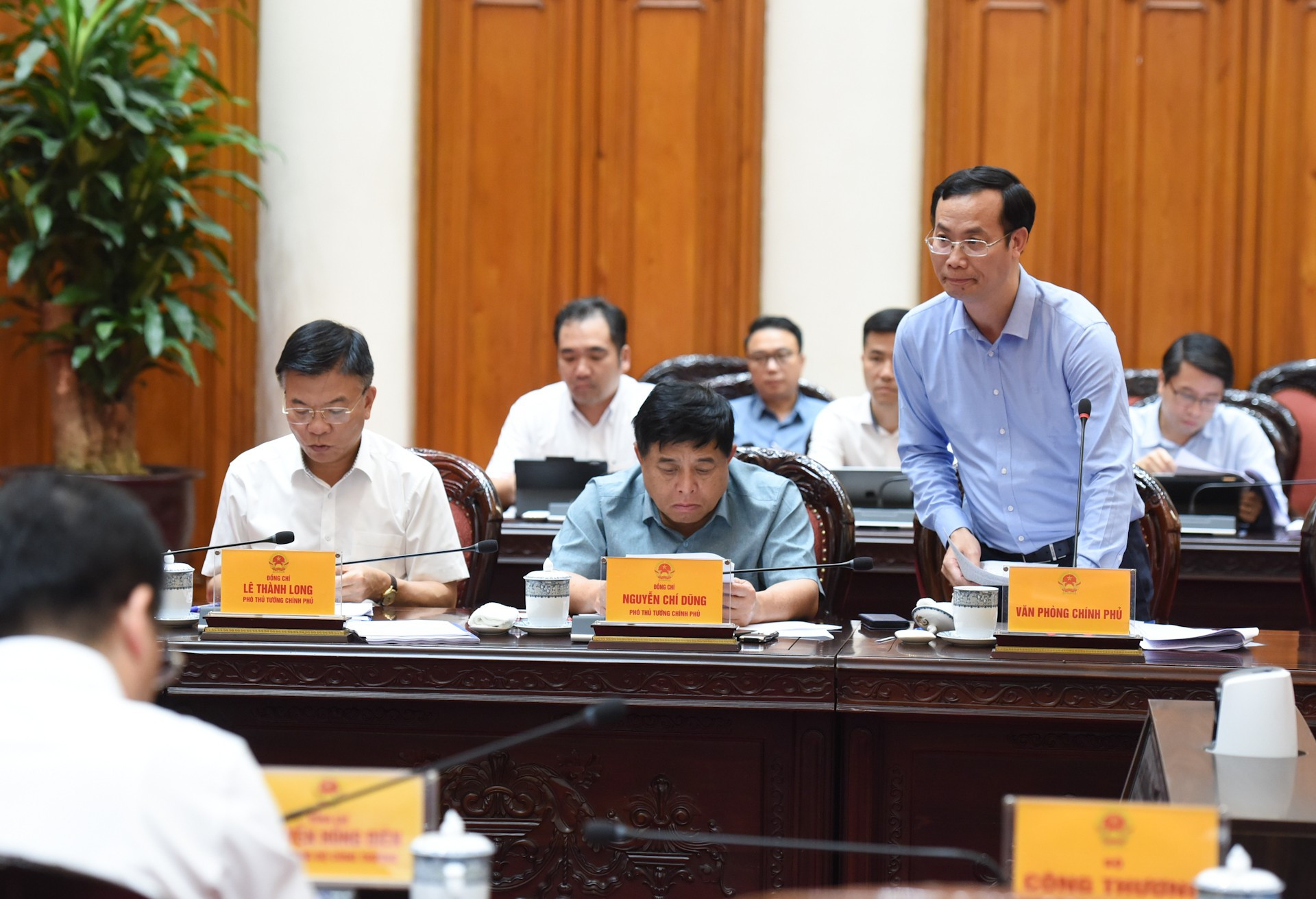 El vicejefe de la Oficina del Gobierno, Do Ngoc Huynh, toma la palabra.