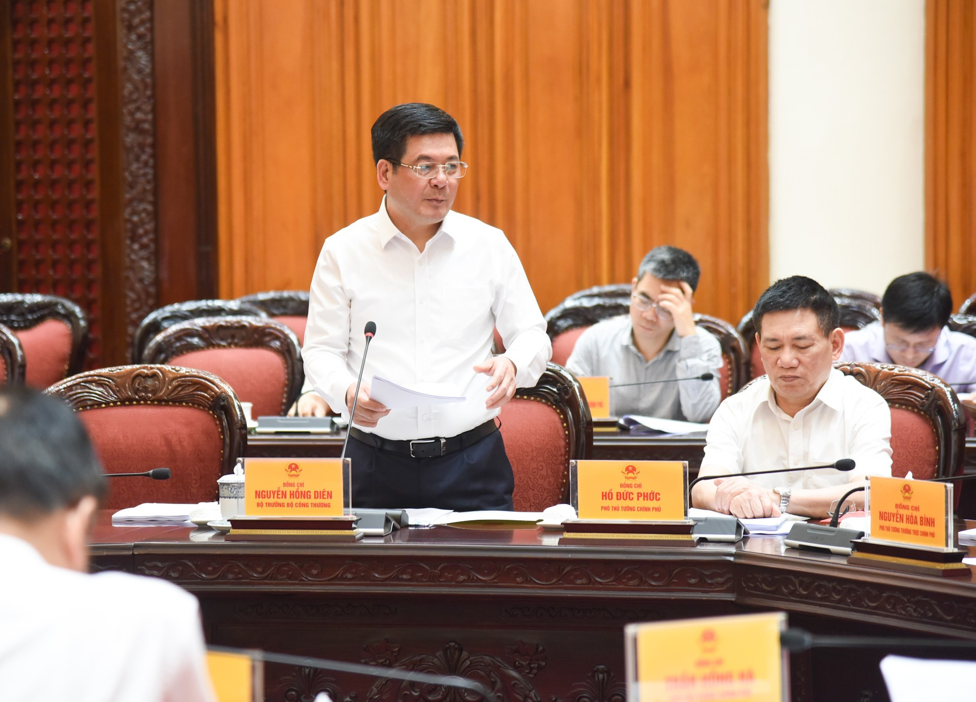 El ministro de Industria y Comercio, Nguyen Hong Dien, interviene en la reunión.