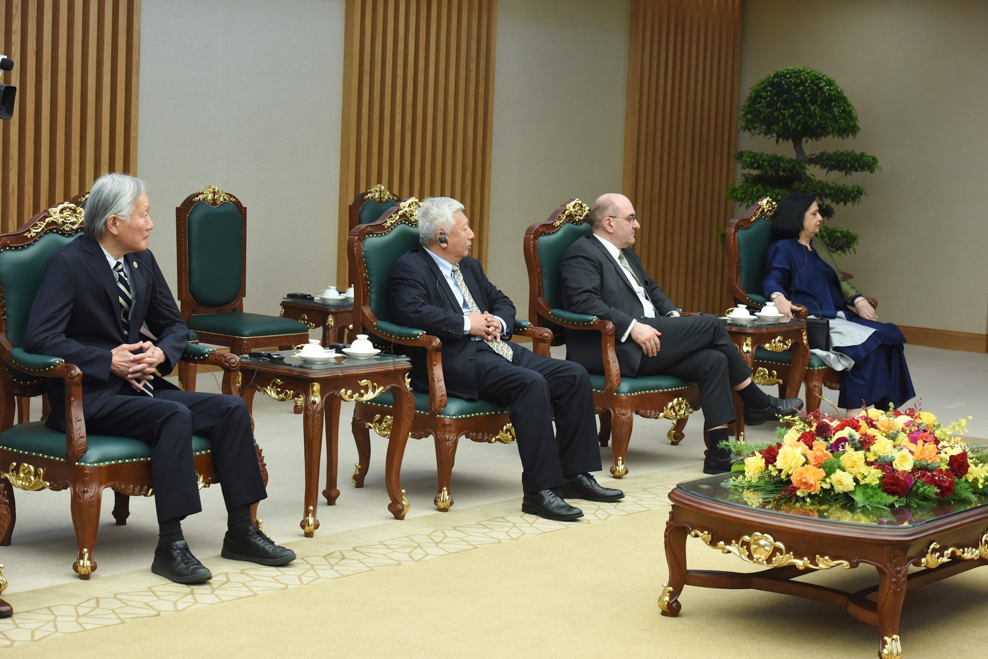 Los miembros de la delegación que acompaña a Tomas Heidar al encuentro.