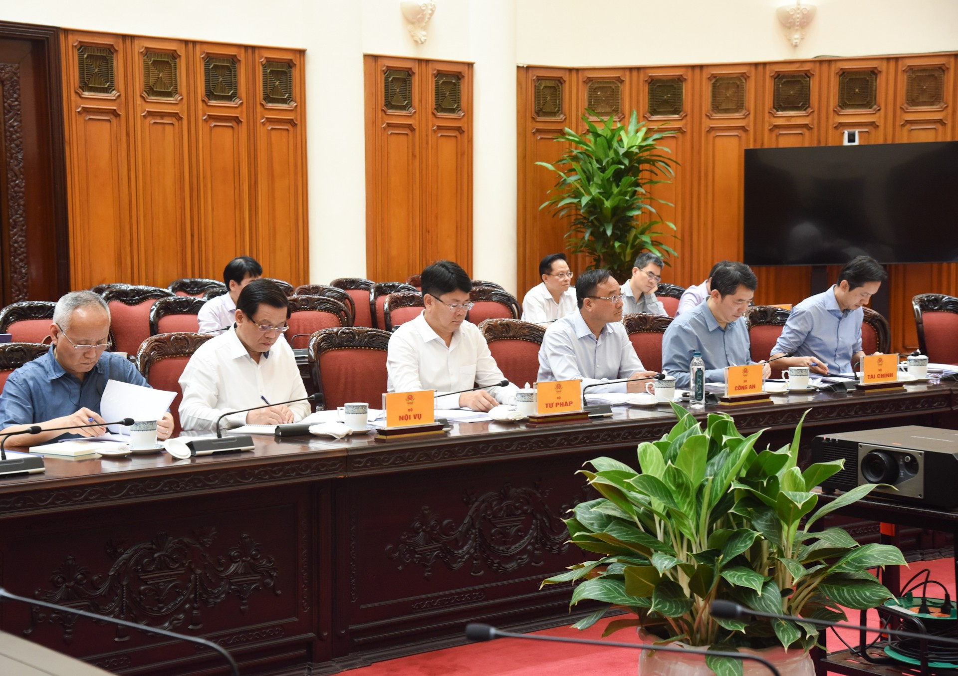Representantes de ministerios, órganos y sectores en la reunión.