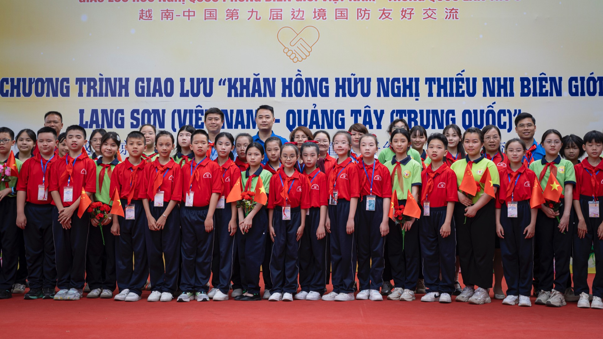 [Foto] Estudiantes vietnamitas y chinos pintan sombreros cónicos y experimentan creación artesanal de cerámica