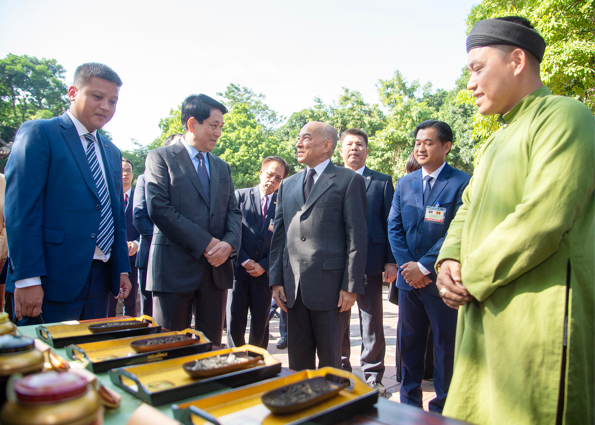 [Foto] Presidente vietnamita y rey camboyano disfrutan de té vietnamita 