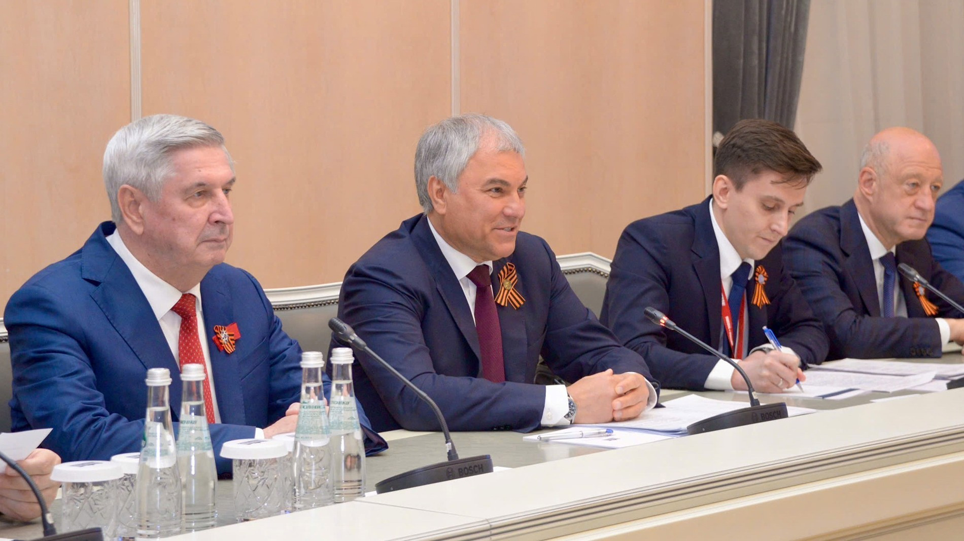 El presidente de la Duma Estatal de Rusia, Vyacheslav Volodin, y la delegación rusa en el encuentro con el líder partidista vietnamita. El presidente de la Duma Estatal de Rusia, Vyacheslav Volodin, y la delegación rusa en el encuentro con el líder partidista vietnamita.
