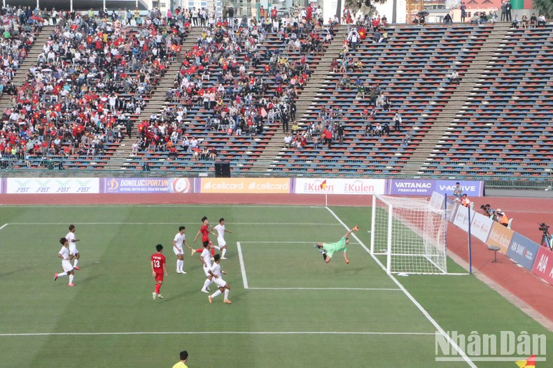 El segundo gol del equipo vietnamita entusiasma a la afición.