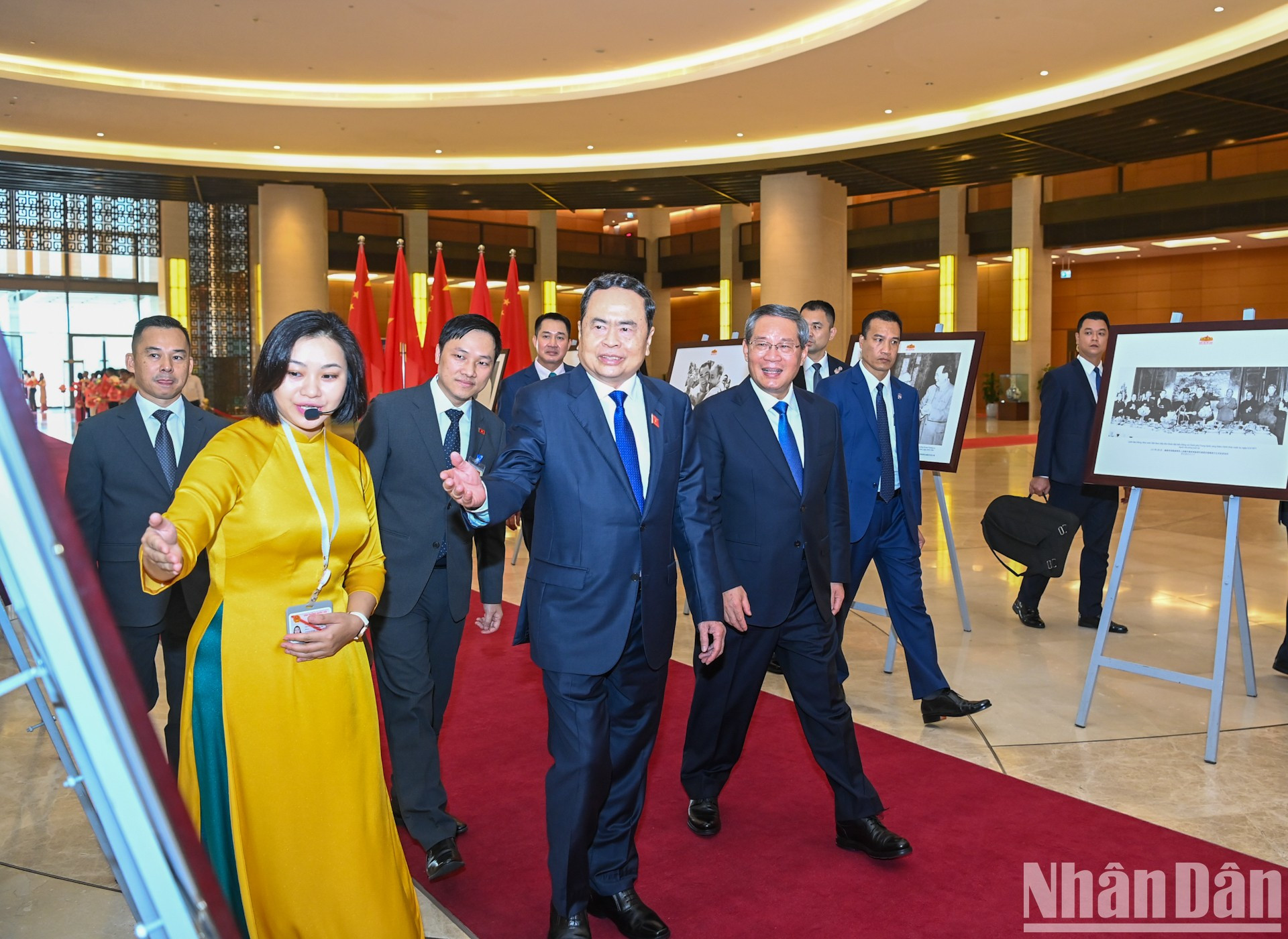 El presidente de la ANV, Tran Thanh Man, y el primer ministro chino, Li Cuong, visitan algunas imágenes de las relaciones diplomáticas entre Vietnam y China. El presidente de la ANV, Tran Thanh Man, y el primer ministro chino, Li Cuong, visitan algunas imágenes de las relaciones diplomáticas entre Vietnam y China.