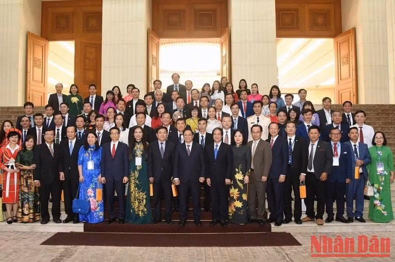 El primer ministro se toma foto de recuerdo con los delegados y profesores sobresalientes.
