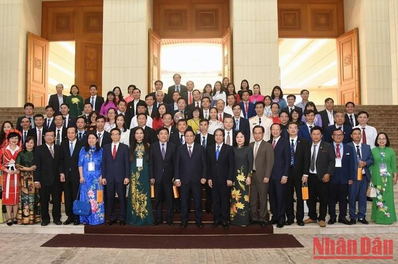 El primer ministro se toma foto de recuerdo con los delegados y profesores sobresalientes.