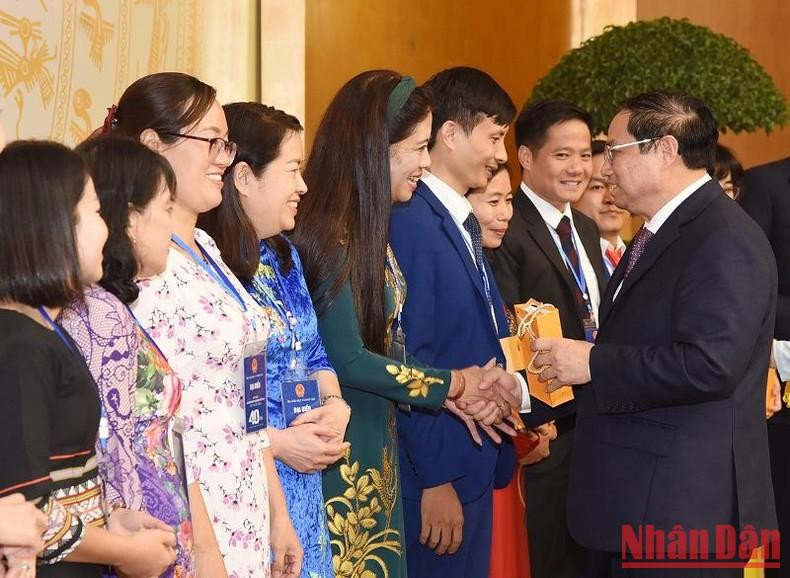 El primer ministro entrega obsequio a los maestros destacados.