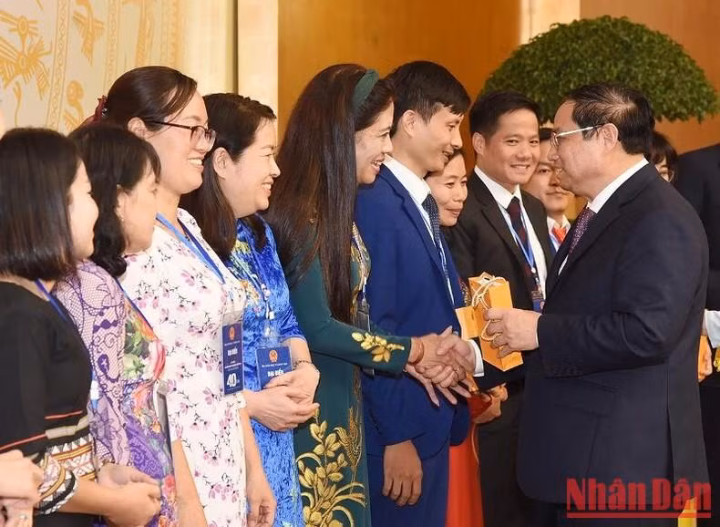 El primer ministro entrega obsequio a los maestros destacados.