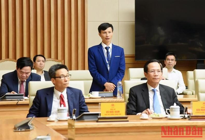 Pham Van Thuan, maestro de la escuela primaria Nguyen Cong Tru, en el distrito de Le Chan, de la norteña ciudad de Hai Phong, habla en la reunión.