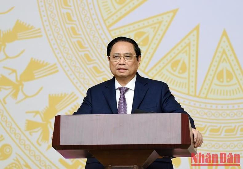 Minh Chinh afirma que el Gobierno siempre comprende y comparte las dificultades y retos del sector de educación y formación. Pidió a la rama adherirse al lema &quot;la escuela es la base, los estudiantes son el centro, los docentes son la fuerza motriz&quot;.