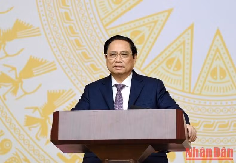 Minh Chinh afirma que el Gobierno siempre comprende y comparte las dificultades y retos del sector de educación y formación. Pidió a la rama adherirse al lema "la escuela es la base, los estudiantes son el centro, los docentes son la fuerza motriz".