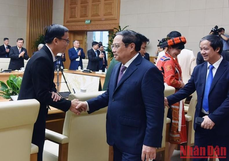 El primer ministro, Pham Minh Chinh, y los delegados a la cita.