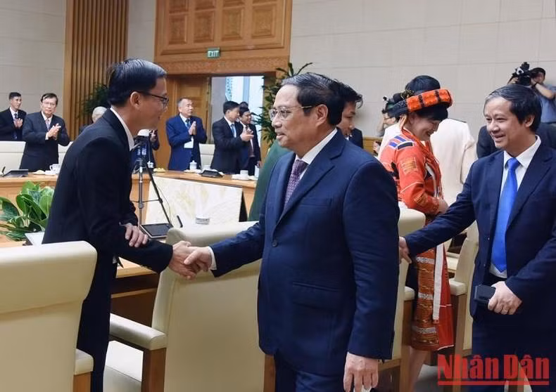 El primer ministro, Pham Minh Chinh, y los delegados a la cita.