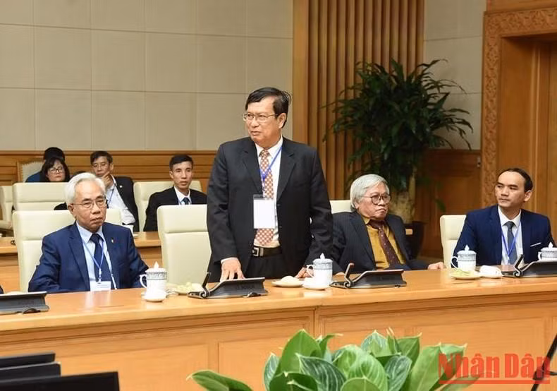 Vo Van Sen, profesor de la Universidad Nacional de Ciudad Ho Chi Minh, pronuncia un discurso.