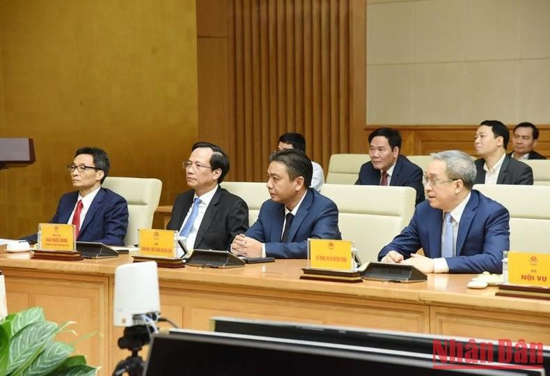 El viceprimer ministro Vu Duc Dam y representantes de los ministerios, departamentos y sectores en el evento.