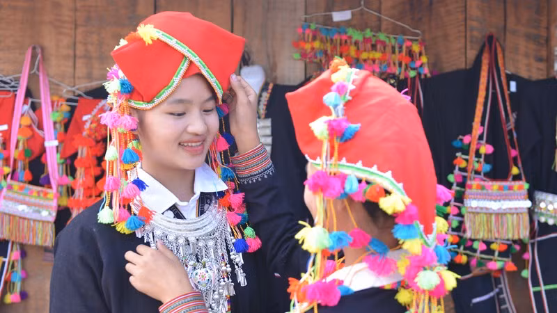 Gente en trajes coloridos festeja el Día de la Independencia.