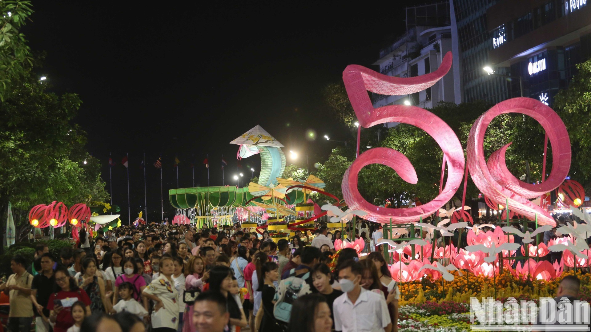 El lugar ofrece un ambiente primaveral ideal para la población local y los turistas. El lugar ofrece un ambiente primaveral ideal para la población local y los turistas.