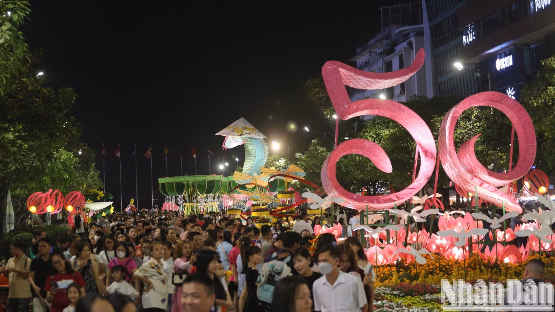 El lugar ofrece un ambiente primaveral ideal para la población local y los turistas.