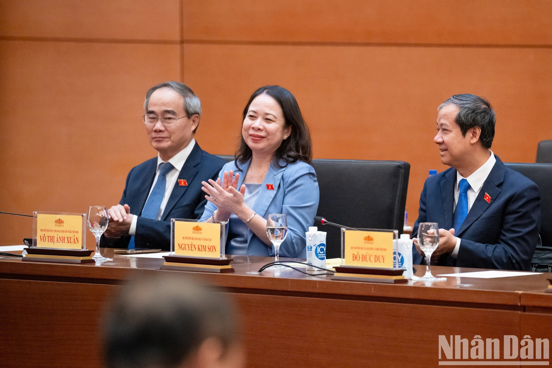 Los delegados a la reunión. Los delegados a la reunión.