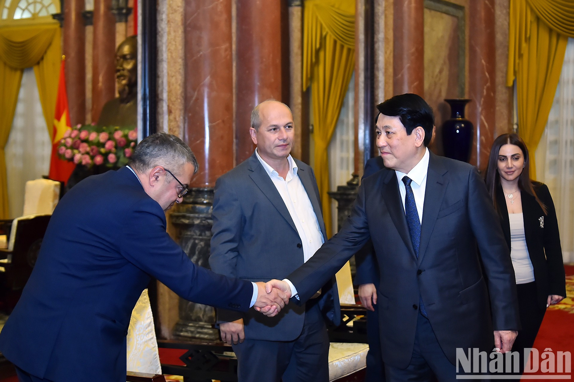 El presidente Luong Cuong y los funcionarios que acompañan al presidente de la Asamblea Nacional de Armenia, Alen Simonyan. (Foto: VNA)