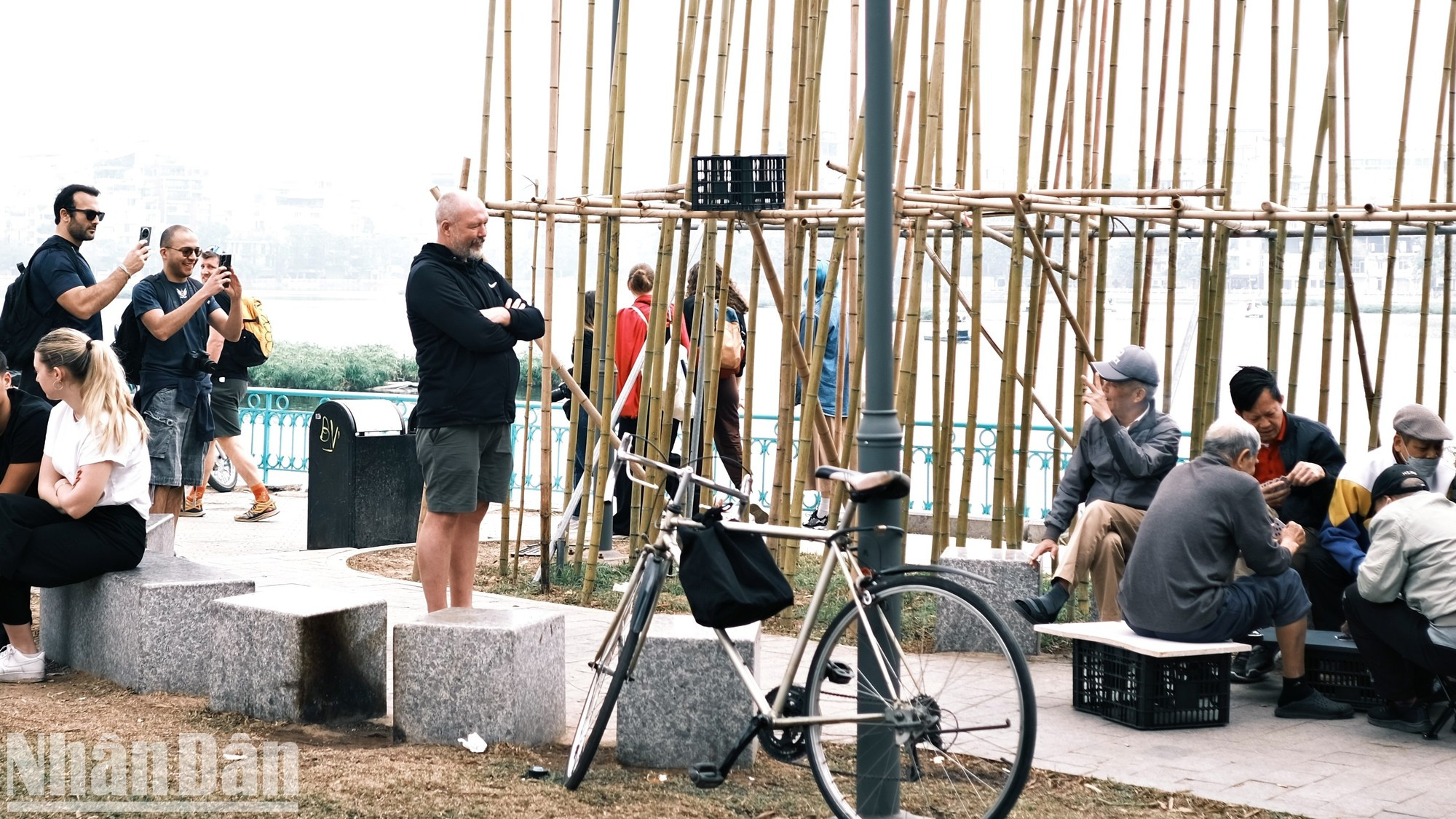 Turistas extranjeros visitan el lago Hoan Kiem. Turistas extranjeros visitan el lago Hoan Kiem.