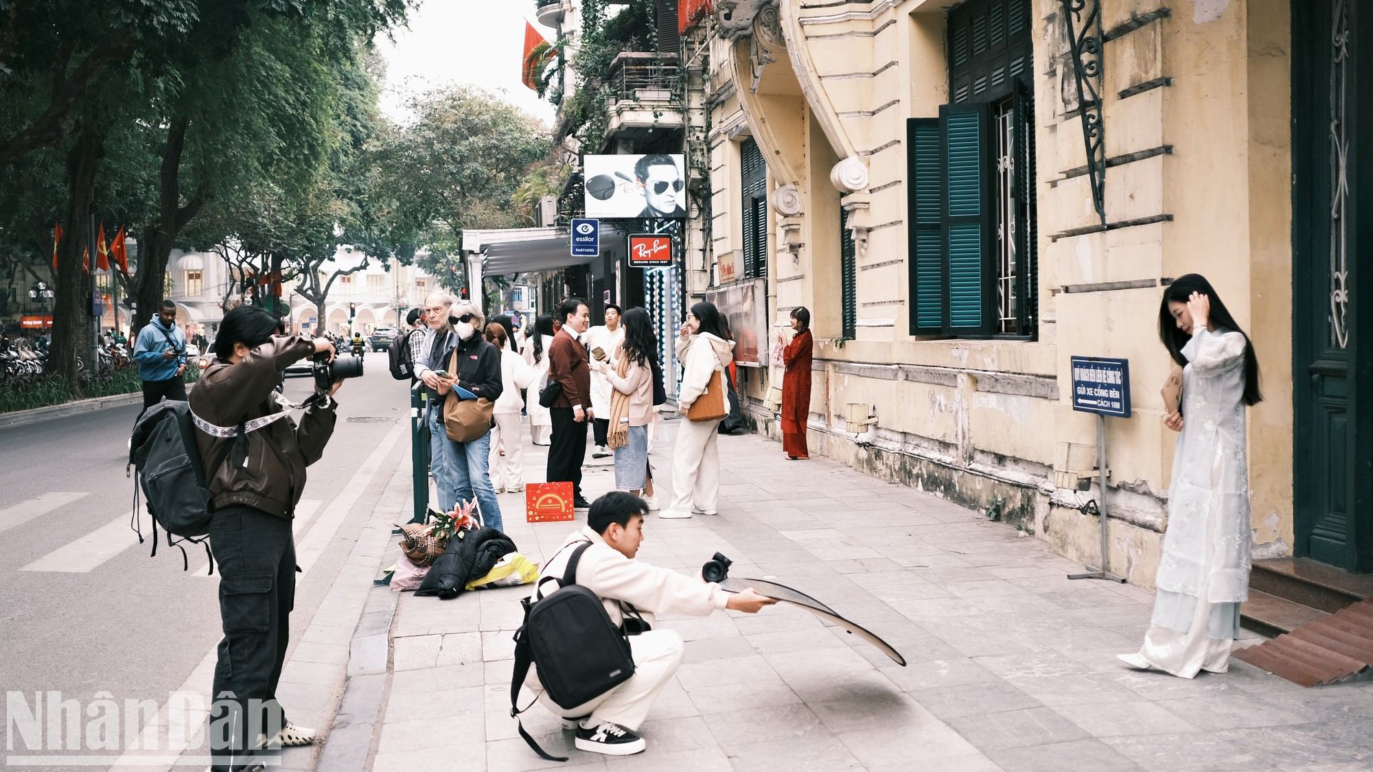 Hanói es aún más hermoso con jóvenes en Ao dai, traje tradicional de la mujer vietnamita. Hanói es aún más hermoso con jóvenes en Ao dai, traje tradicional de la mujer vietnamita.