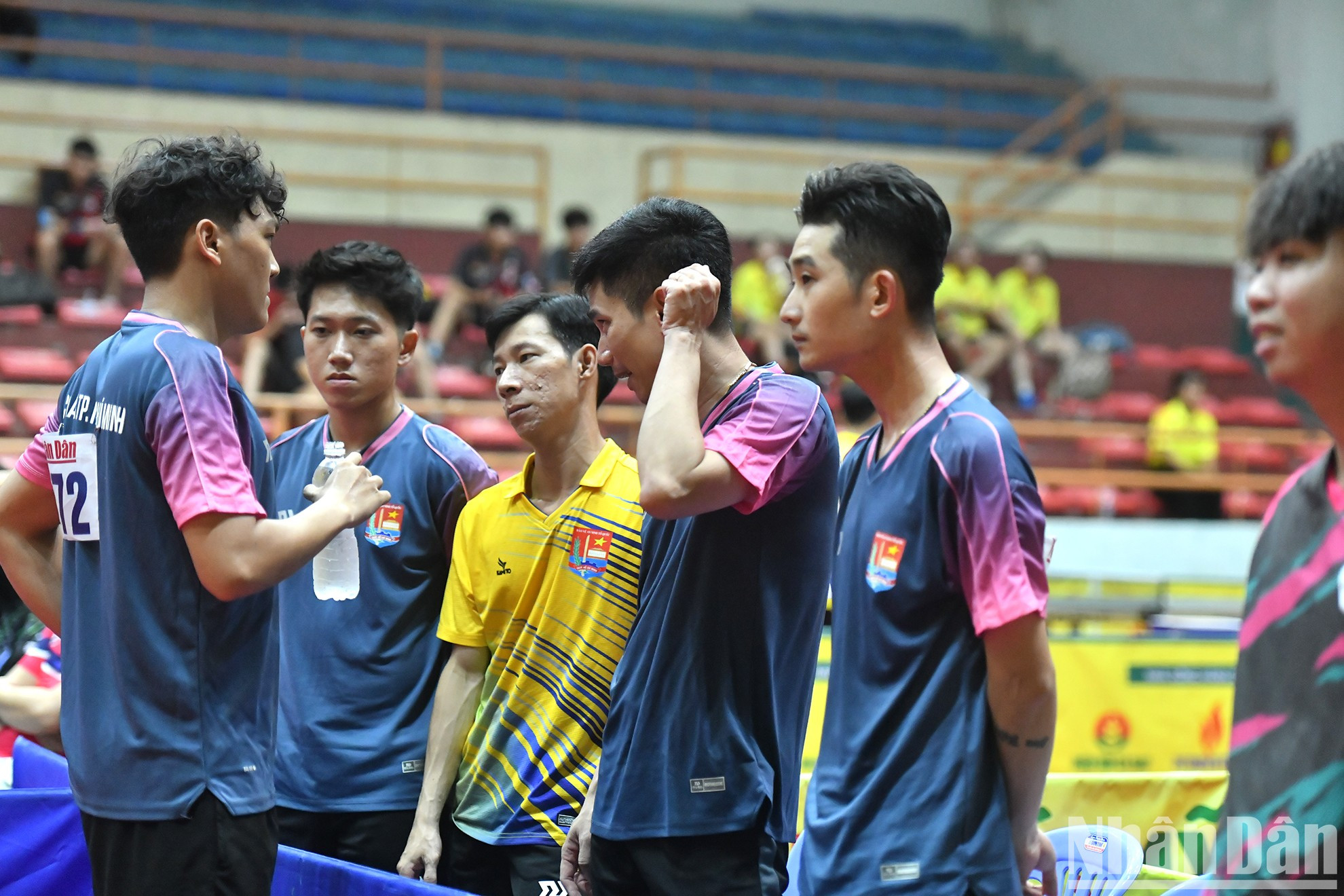 Los atletas aprovechan el tiempo de descanso para discutir las estrategias. Los atletas aprovechan el tiempo de descanso para discutir las estrategias.