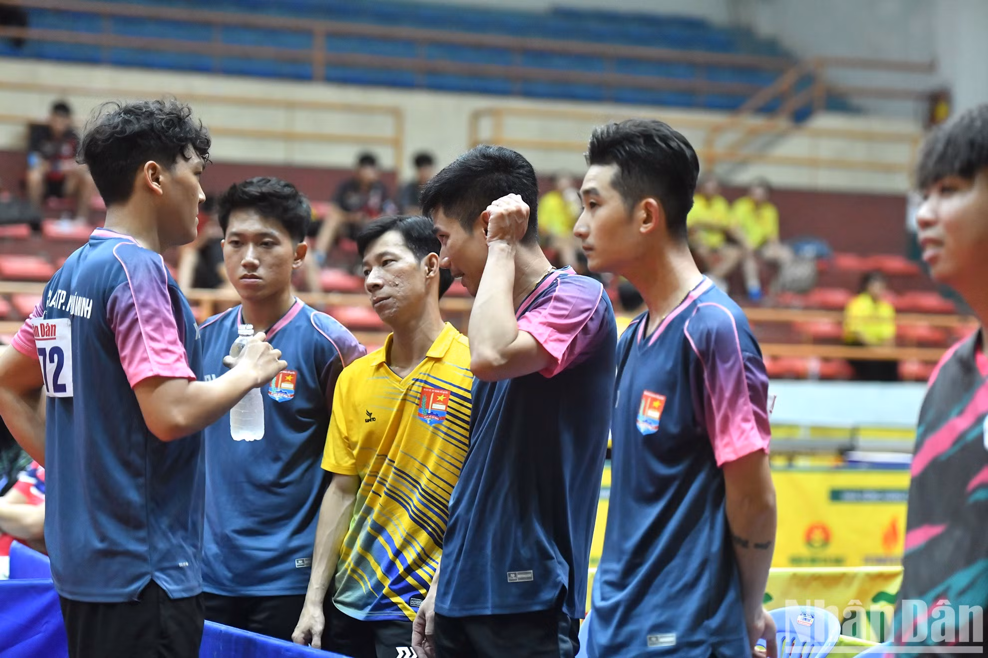 Los atletas aprovechan el tiempo de descanso para discutir las estrategias. Los atletas aprovechan el tiempo de descanso para discutir las estrategias.