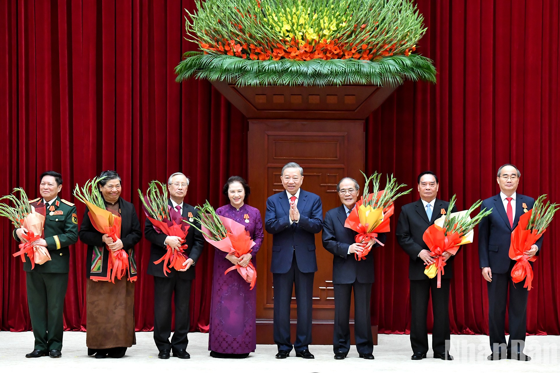 El secretario general del PCV, To Lam, entrega la Orden Ho Chi Minh a ex los líderes del Partido y del Estado. El secretario general del PCV, To Lam, entrega la Orden Ho Chi Minh a ex los líderes del Partido y del Estado.