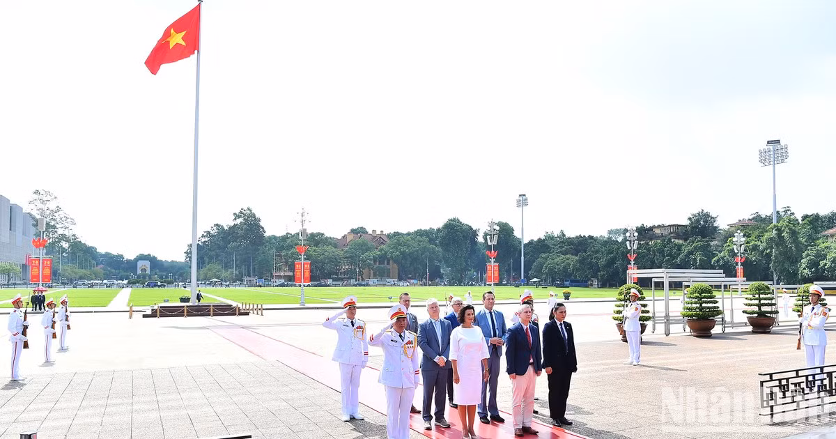 Presidenta del Senado belga rinde homenaje al Presidente Ho Chi Minh 