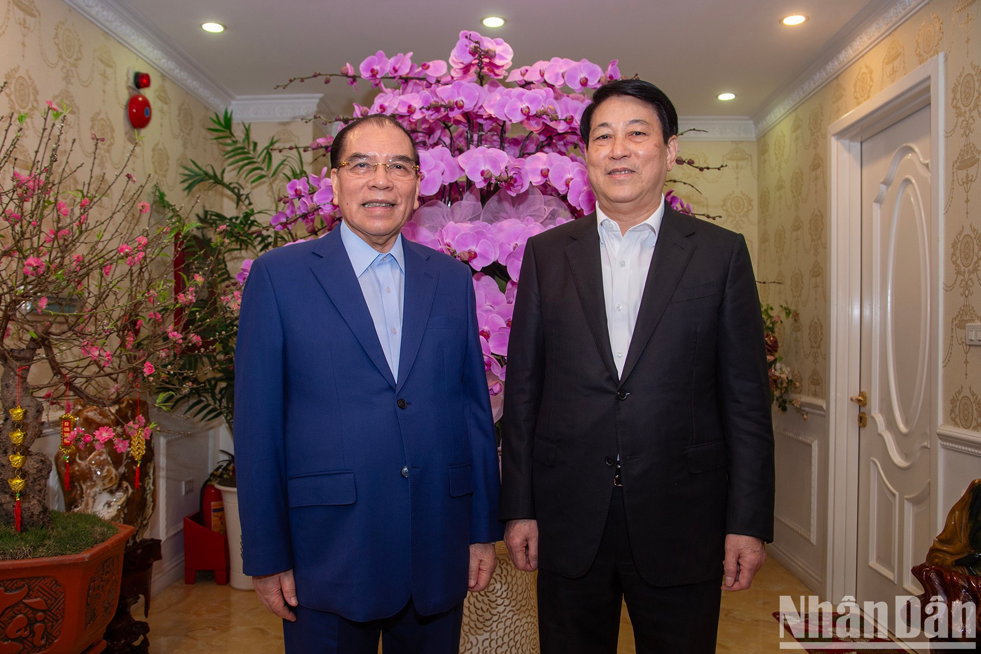 El presidente Luong Cuong visita y le desea un Feliz Año Nuevo al ex secretario general del PCV, Nong Duc Manh. El presidente Luong Cuong visita y le desea un Feliz Año Nuevo al ex secretario general del PCV, Nong Duc Manh.