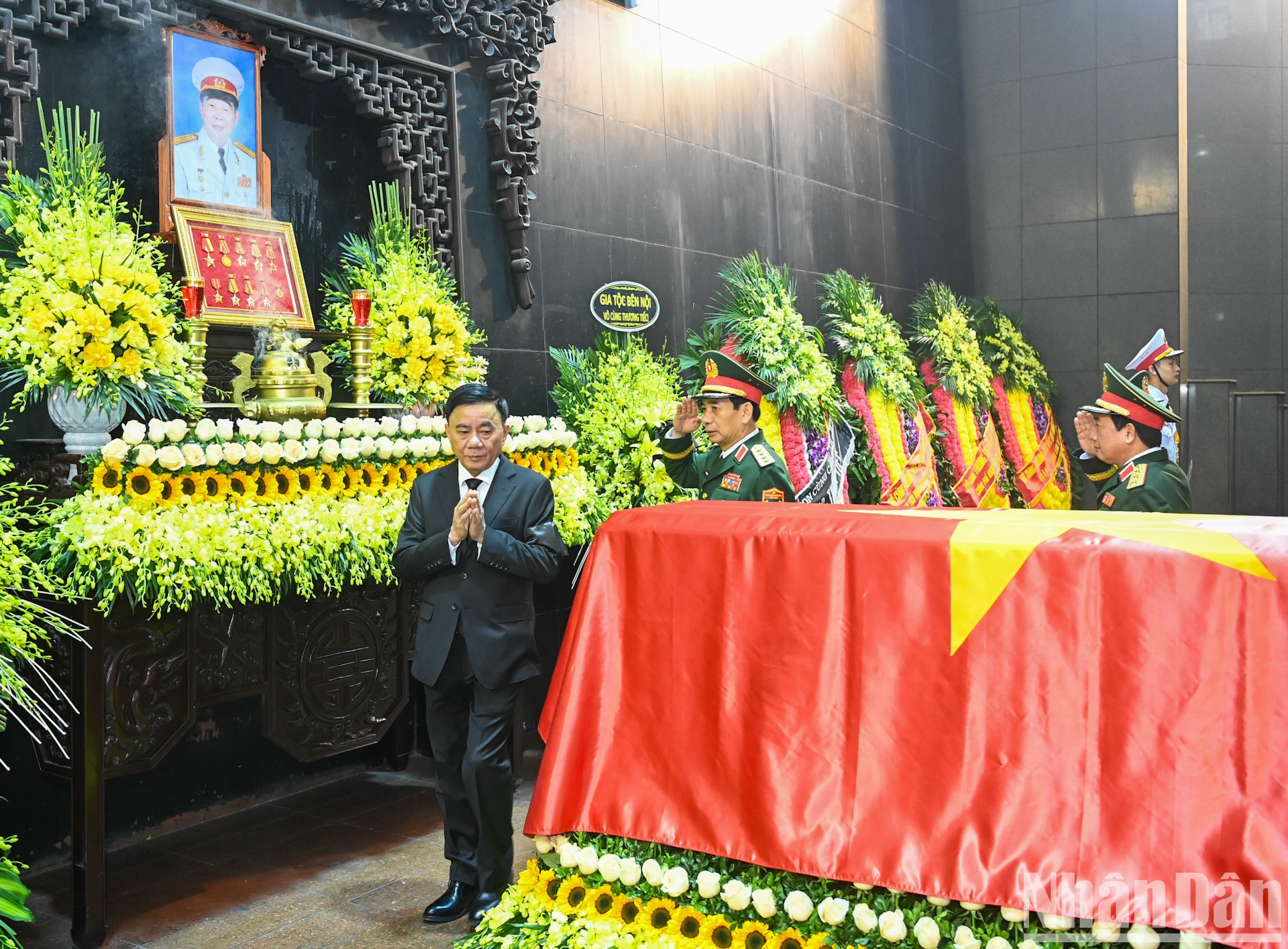 Los dirigentes del Partido y del Estado despiden del general Nguyen Quyet.
