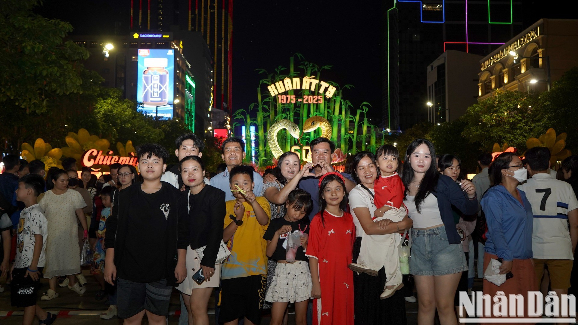 Turistas y lugareños se toman fotos de recuerdo con la mascota de serpiente y miniaturas en el sitio. Turistas y lugareños se toman fotos de recuerdo con la mascota de serpiente y miniaturas en el sitio.