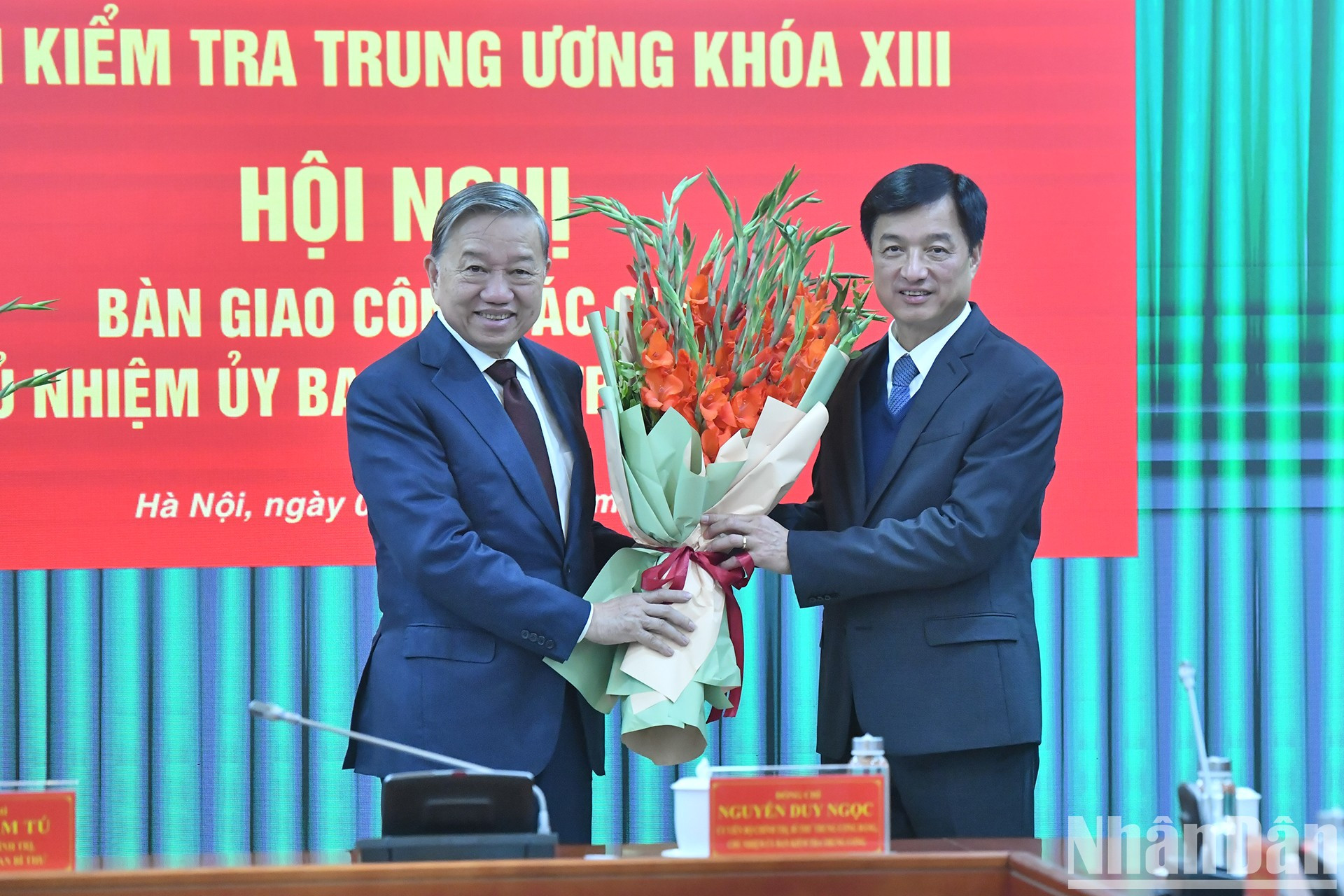 To Lam le regala flores para felicitar a Nguyen Duy Ngoc.