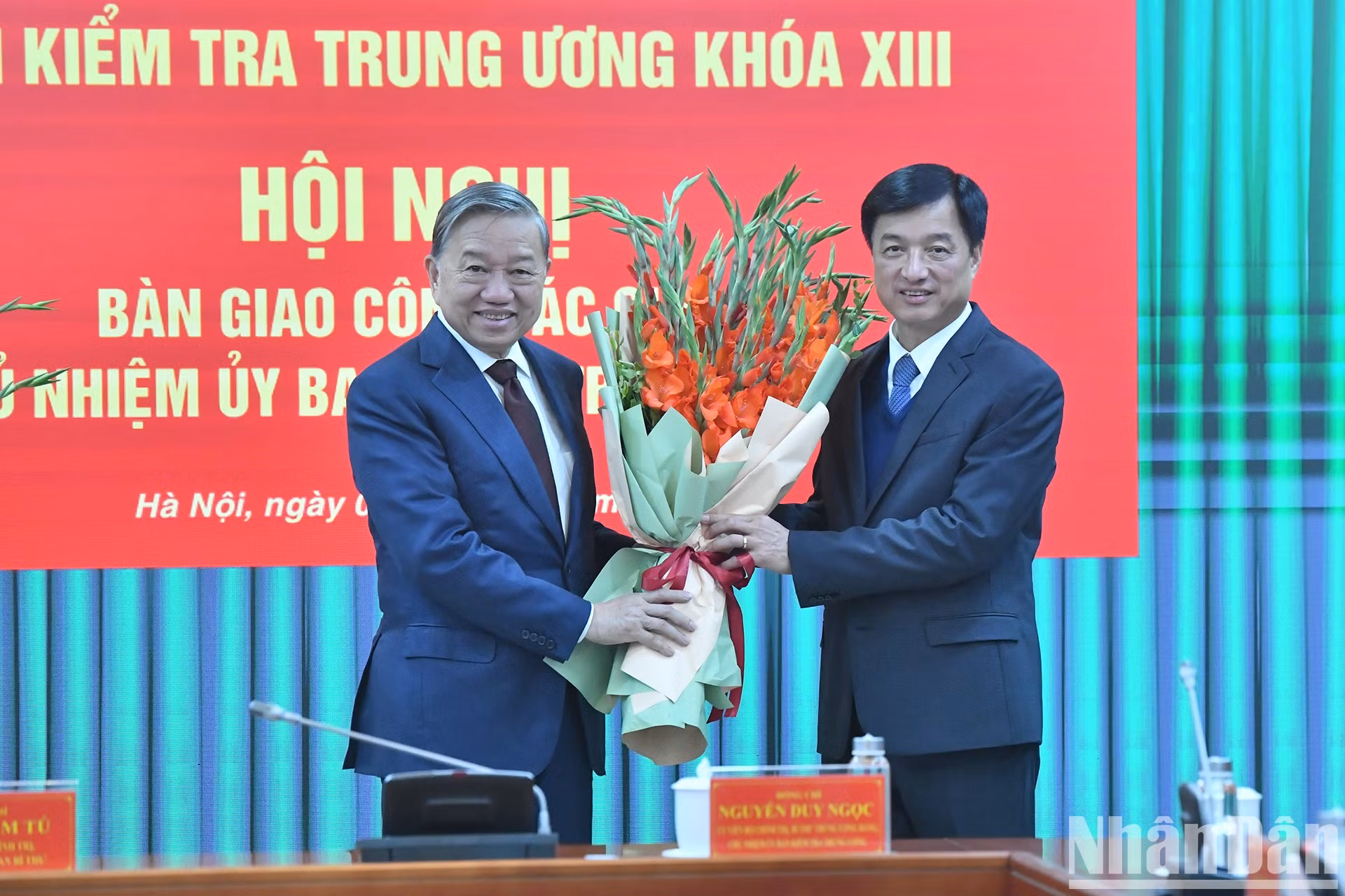 To Lam le regala flores para felicitar a Nguyen Duy Ngoc.