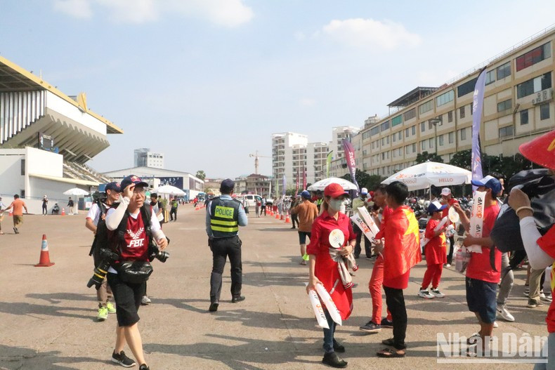 El partido entre la selección sub-22 de fútbol de Vietnam y la de Myanmar se desarrolla en el Estadio Nacional Olímpico en Phnom Penh, capital de Camboya.