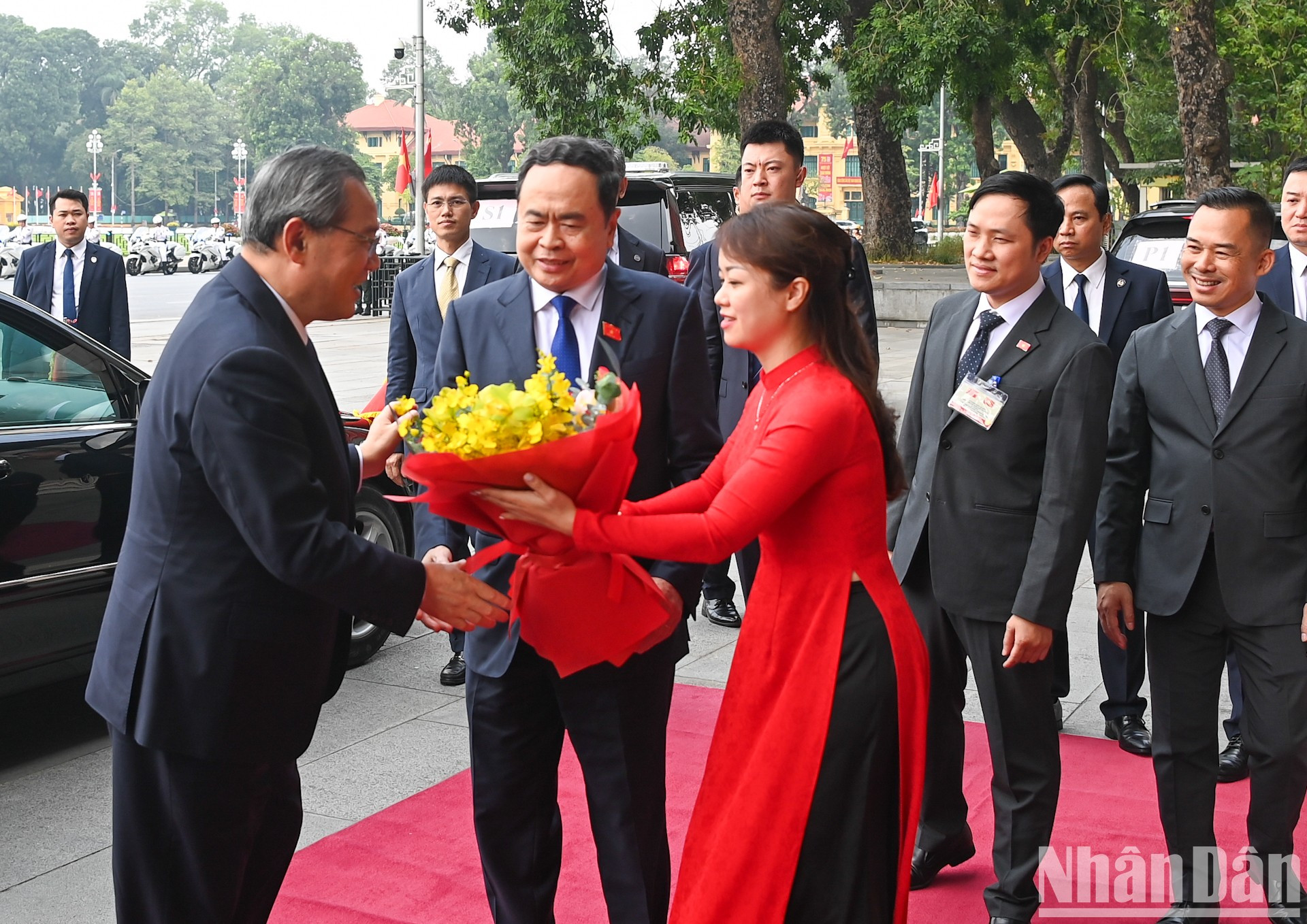 El personal de la Oficina de la Asamblea Nacional entrega flores para dar la bienvenida al primer ministro chino, Li Qiang. El personal de la Oficina de la Asamblea Nacional entrega flores para dar la bienvenida al primer ministro chino, Li Qiang.